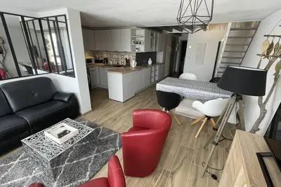 Image de Appartement T3 Duplex avec Terrasse, Parking et Wi-Fi au Port