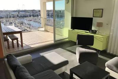Image de Appartement spacieux avec terrasse, solarium, parking et piscine
