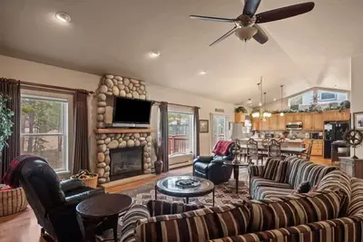 Image de Rustic & Cozy 4br - Fenced In Spacious Deck, Bbq