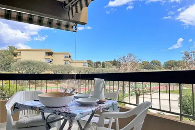 Image de Studio à Bormes-les-Mimosas avec Terrasse, Piscine et Parking à Proximité de la Plage