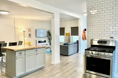 Image de Newly Renovated Village Home circa. 1874 Near Hits & Hunter