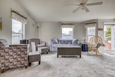 Image de Cozy Pacific City Home with Spacious Living Room is Near Restaurants and Beach!