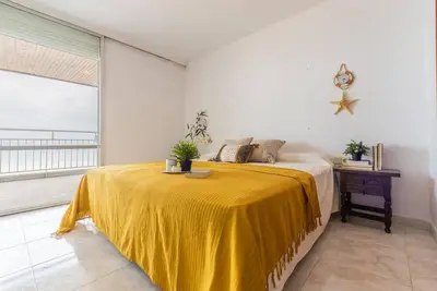 Image de Appartement en bord de mer avec terrasse privée à La Pineda – 3 chambres, WiFi gratuit