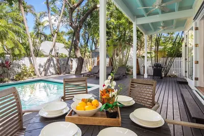 Image de Walking On Sunshine ~ Exquisite 3 Br, 3 Ba Home w/ Heated Pool & Parking!