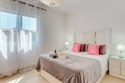 Image de Luxueux Appartement 4 Chambres avec Terrasses au Cœur d'Estepona