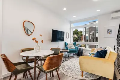 Image de Perch - Woodland Suite: Chic Townhome Steps from Woodland Zoo w/ Parking