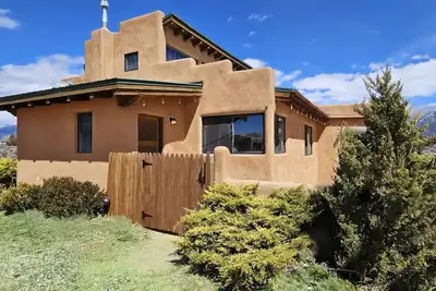 Image de Luxury Adobe Gem - Epic Mountain Views, Hot Tub, Foosball, Loft