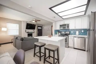 Image de Heavenly 4 bedroom, walk to shopping & downtown! !