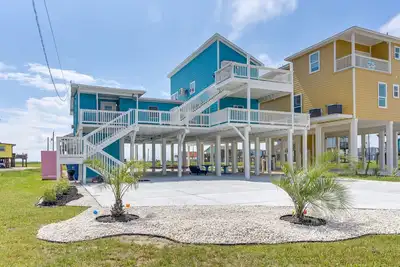 Walk to Shore: Freeport Beach House w/ Grill!