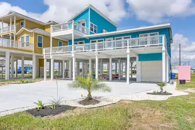 1 Mi to Ocean: Colorful Freeport Beach Rental!
