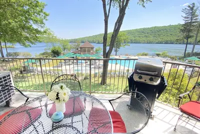 Image de \"Big Boulder Lake Retreat\" 2min to Ski, Cozy Fireplace, 10min to Waterpark