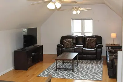 Image de Lincoln Park Living - 3 Queen Beds - Sleeps 6!