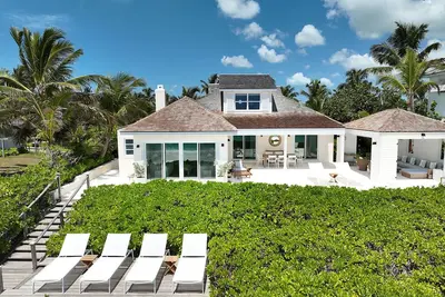 Image de Beautiful beachfront villa situated on the famous pink sand beach!