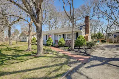 Image de 2 Mi to Craigville Beach: Hyannis Home w/ Deck