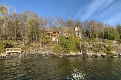 Image de Private Lakefront Retreat - 4/3 8 people, amazing  views, sunsets and privacy!