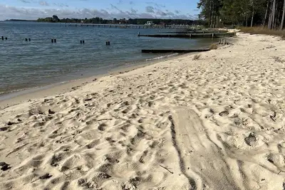 Image de 250 ft Private Beach & Dock- The Perfect Riverfront Family Friendly Retreat