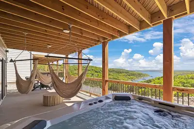 Branson Lakeview Lodge | Pool Access + Sleeps 24