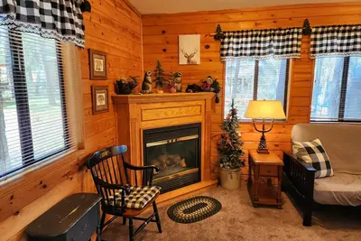 Image de Cozy Cabin With True \"Cabin Feel\" Fenced For The Pups