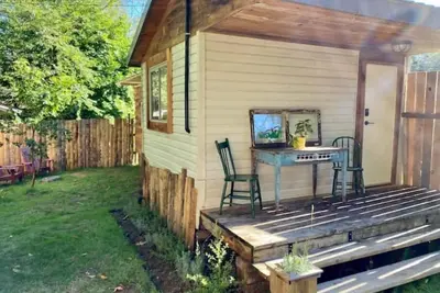 Image de Shabby-chic Rustic-industrial shipping container fully equiped tiny home