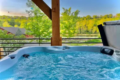 Image de Lakefront, Amazing LakeView, Private Hot Tub!