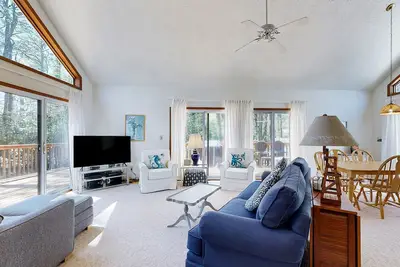 Image de Middlesex Beach dog-friendly home with grill, deck, cornhole, & washer/dryer