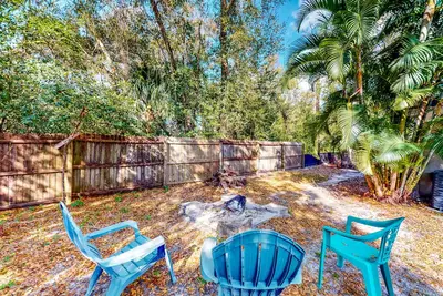 Image de Centrally located home with a firepit, recently renovated, & large enclosed yard