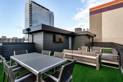 Image de 2 Newly Built Luxury Condos with Private Roofdeck!