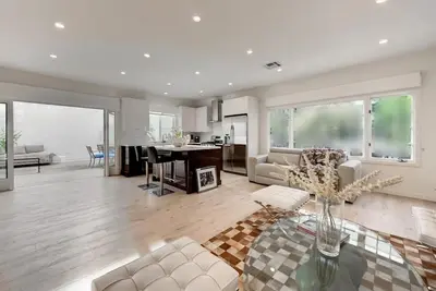 Image de Ultra Lux Pad Walk 2 Rodeo Dr. Ask About Our Promos. Over 100 5 Star Reviews! !