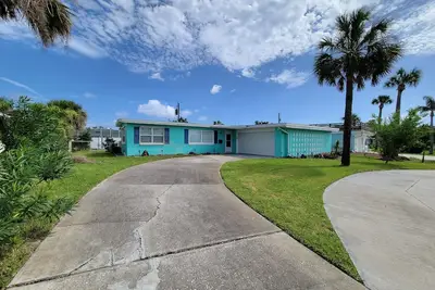 Image de Beautiful house just steps from the beach, and local to everything!