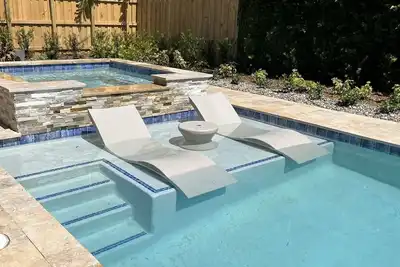 Image de 2 homes side by side with connecting fence. 2 pools, hot tub, 5 bedrooms 4 bath