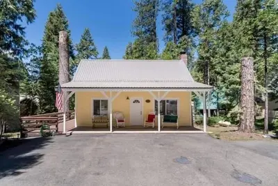 Image de East Village Shaver Lake Cabin - Mellow Yellow