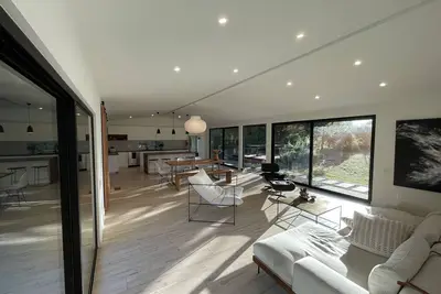 Image de Midcentury Modern Gem with panoramic mountain and ocean views