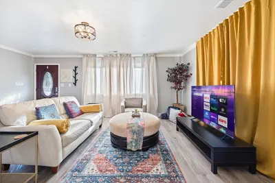Image de *New* 2br/1ba - Walk to Golden 1 Center