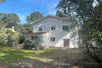 Image de Maison dans un quartier résidentiel très calme a 12 minutes à pied de la plage