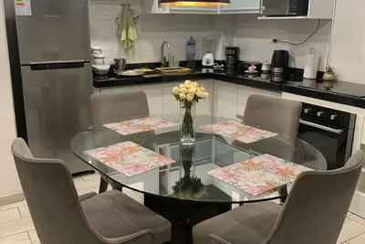 Image de Two bedroom apartment close to great restaurants, shopping, parks, and beaches!