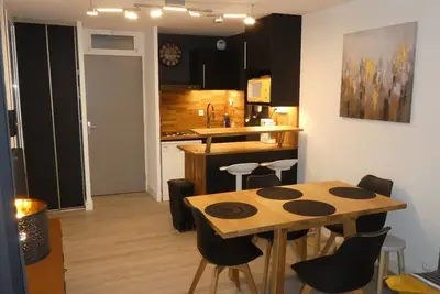 Image de Bel Appartement Rénové – 6 Pers – Terrasse + Garage – Piscines – Rive Gauche