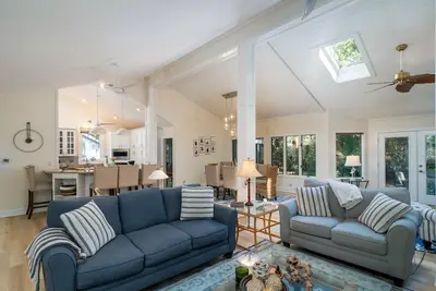 Image de Renovated 4 Br/3Ba Home! Sun Room! Pet Friendly! Amenity Cards!