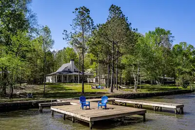 Image de Luxe, lakefront home with private hot tub, dock, kayaks & firepit - dog-friendly
