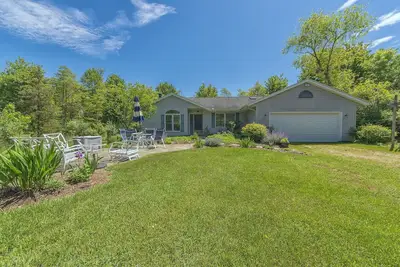 Image de Fields of Fennville - Located on Lakeshore drive - close to public beach access!