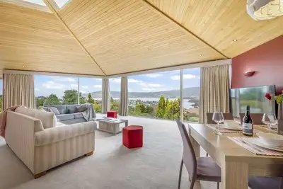 Image de Bella Vista. Large Family Home. Views Forever.