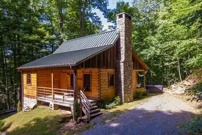 Image de Whiskey Creek Cabin - Peaceful creekside cabin with hot tub!