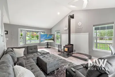 Image de Quiet Neighborhood Retreat—Huge Corner Lot, Sauna, & Covered Bbq Area for Outdoor Fun!
