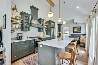 Image de Fully Renovated Historic 1800's Home, Walking Distance to Downtown Lg