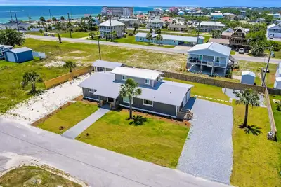Image de Remodeled home w/ firepit, kayak, SUPs & enclosed yard-1/2 block to beach
