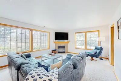 Image de Dog-friendly home steps to the beach with hot tub, firepit & Ping-Pong