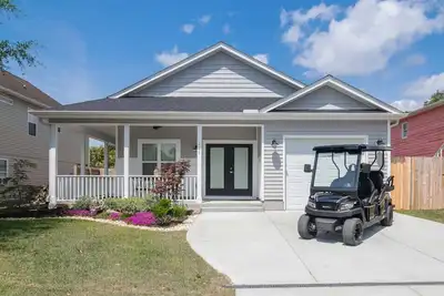 Image de Wonderful New Dog Friendly Home with Hot Tub, Golf Cart and Screened In Porch, Easy Access to Beach