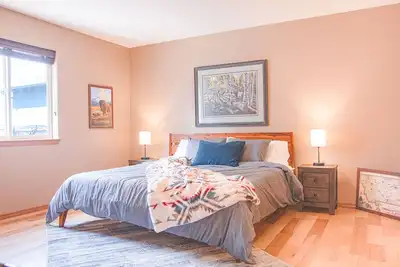Image de Peaceful & Relaxing Family Retreat: National Park Theme, Hot Tub & Game Room