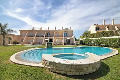Image de Appartement 'Albufeira Townhouse Beach' avec piscine partagée, Wi-Fi et climatisation