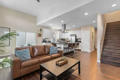 Image de Comfortable 3 Br home with garage and fenced yard, walking distance to Old Town.