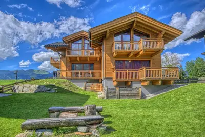 Image de Beautiful Austrian style Chalet at the ski slope